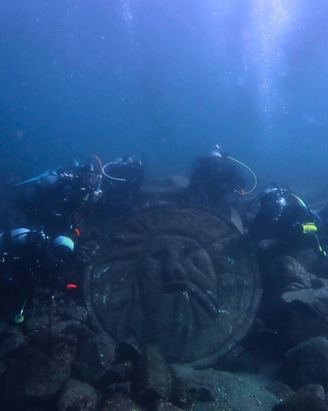📸 獅子浜ダイビング 12/7
久しぶりの獅子浜、最高でした🌊✨

🦁 真実の口で集合写真
透視度8m前後で少し白っぽかったけど、
みんなで真実の口の前でパチリ📷
浅い場所にあるので、中性浮力の練習にぴったり！
ドライスーツと格闘しながらなんとか撮影成功しました😅

チョーレアなベルベットゴーストパイプフィッシュ発見！
目つきの悪いオキゴンベさんたちに見守られながら、
ディープSPとOW講習を実施👍

無事オープンウォーターダイバー誕生🎊
これからいろんな海に潜りに行きましょう！

🍴 ダイビング後のお楽しみは
弥次喜多さんでアジフライ🐟
ふわふわで最高においしかったです😋

#ダイビング 
 #静岡ダイビングショップ 
#静岡ブルーコーナー 
#獅子浜 
#スキューバダイビング 
#真実の口 
#ベルベットゴーストパイプフィッシュ 
#オープンウォーター 
#ダイビング講習 
#伊豆ダイビング 
#海好き 
#ダイバー 
#アジフライ 
#弥次喜多