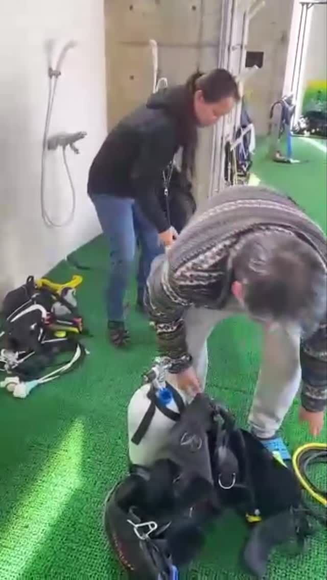 プールでドライスーツ講習やってます✨

ドライスーツを傷めない脱着方法や
メンテナンスの方法、中性浮力の取り方や
泳ぎ方などなど…

ドライスーツ講習って、
ドライスーツをはじめて着る方だけでなく、
マイドライスーツデビューの時の
扱い方の見直しや、これってどうすればいいんだっけ？
いろんな疑問点の解消やスキルの見直しもできます😁

今日のお客様も柱状節理を見に行くために
スキルの見直しでした😊

ぜひ楽しんできてくださいね〜😆

お一人でも講習受け付けてます！
お問い合わせください😁

#ドライスーツ #ダイビング #ダイビング講習