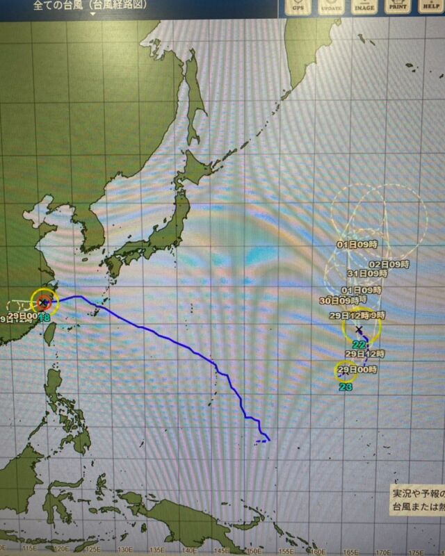 今年は台風が多く発生しています
静岡には直接上陸などが無いのであまりピンとこないかもしれませんが
22号まで発生しています

海で生きている僕たちは毎日、色々なチェックをしています
天気図や予報はもちろん　各地の海況も直接
海況・水温・透明度・生物情報などを確認しています

18号のうねりもとれて今週末は良さそうです